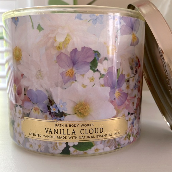 BATH & BODY WORKS VANILLA CLOUD SCENTED 3- WICK CANDLE NWT‼️ - Picture 4 of 8
